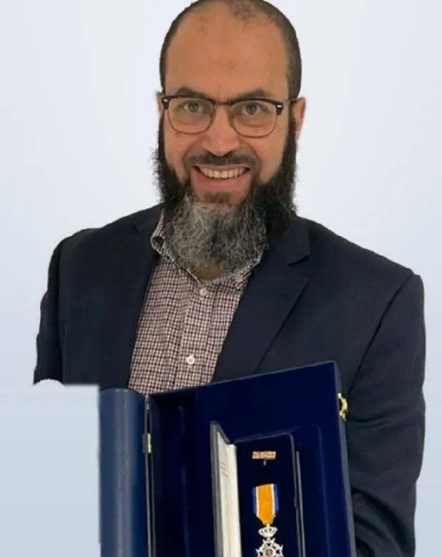 Driss Elabbassi met zijn koninklijke onderscheiding uit 2021